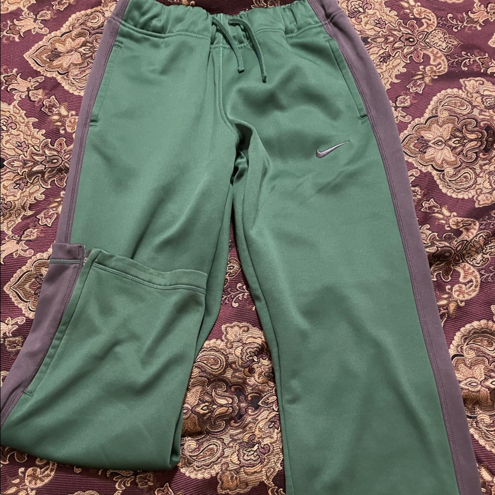 Mens Nike sweats size small. Now rips or stains. Zipper on legs